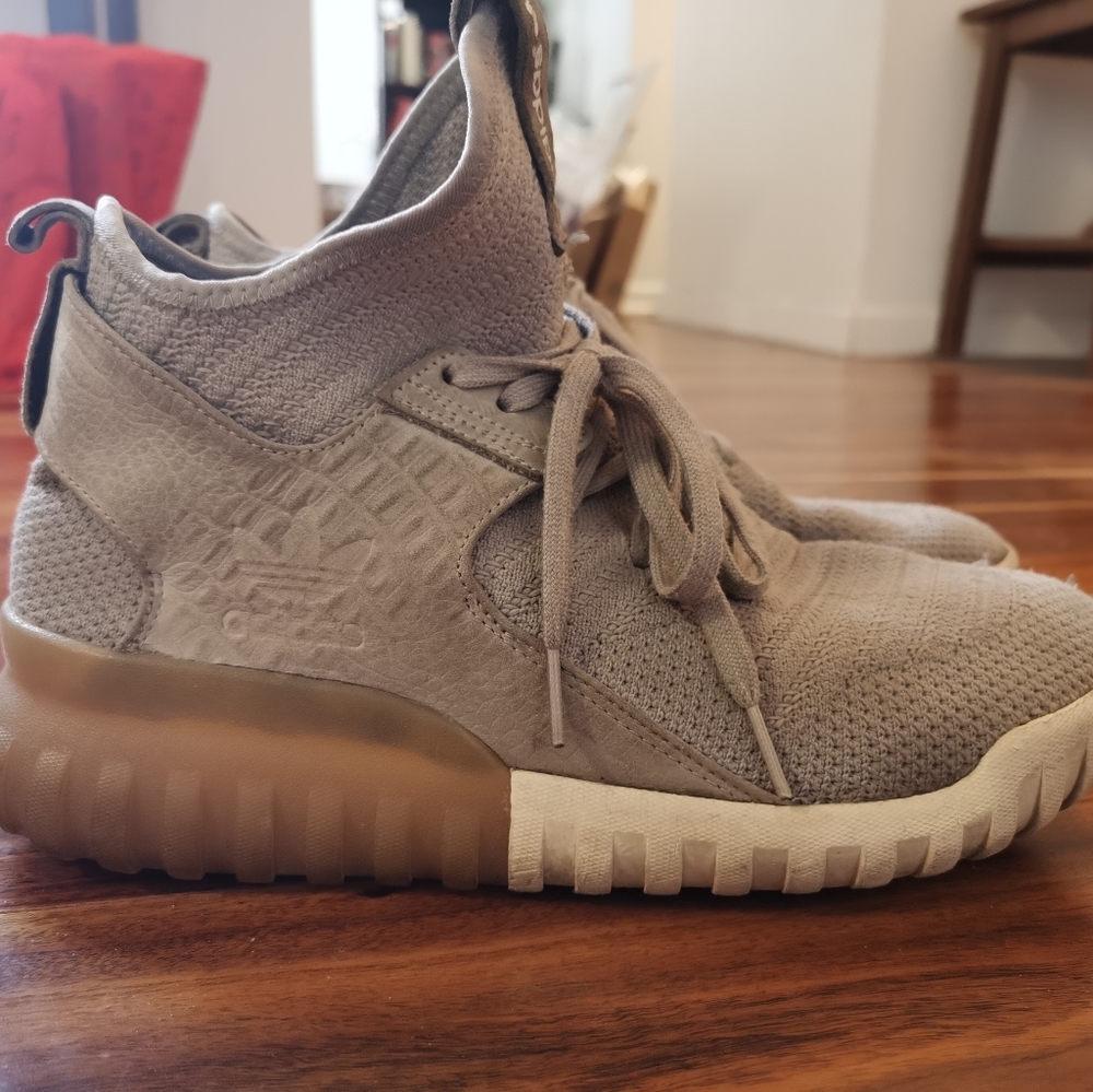 Adidas Runner. Size 8